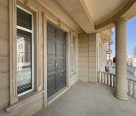 Binanın girişi, Badam Apartments