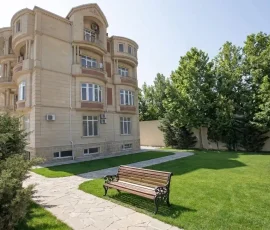 Badam Apartments binası və yaşıl ərazi